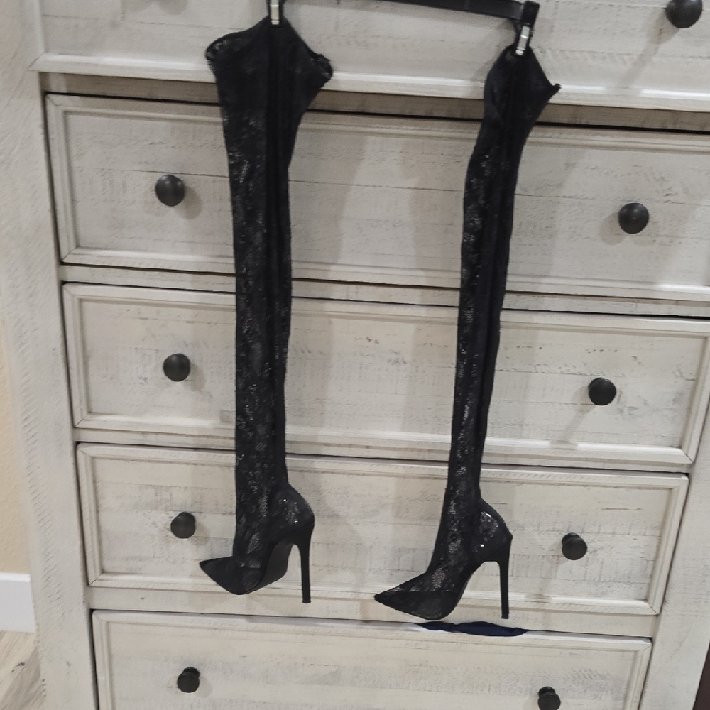 Sleek Black Over the Knee Boots with Timeless Elegance